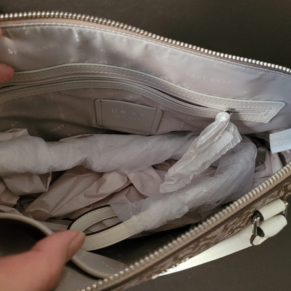 Sold-DKNY MEDIUM SIGNATURE TOTE BAG - Picture 5 of 8